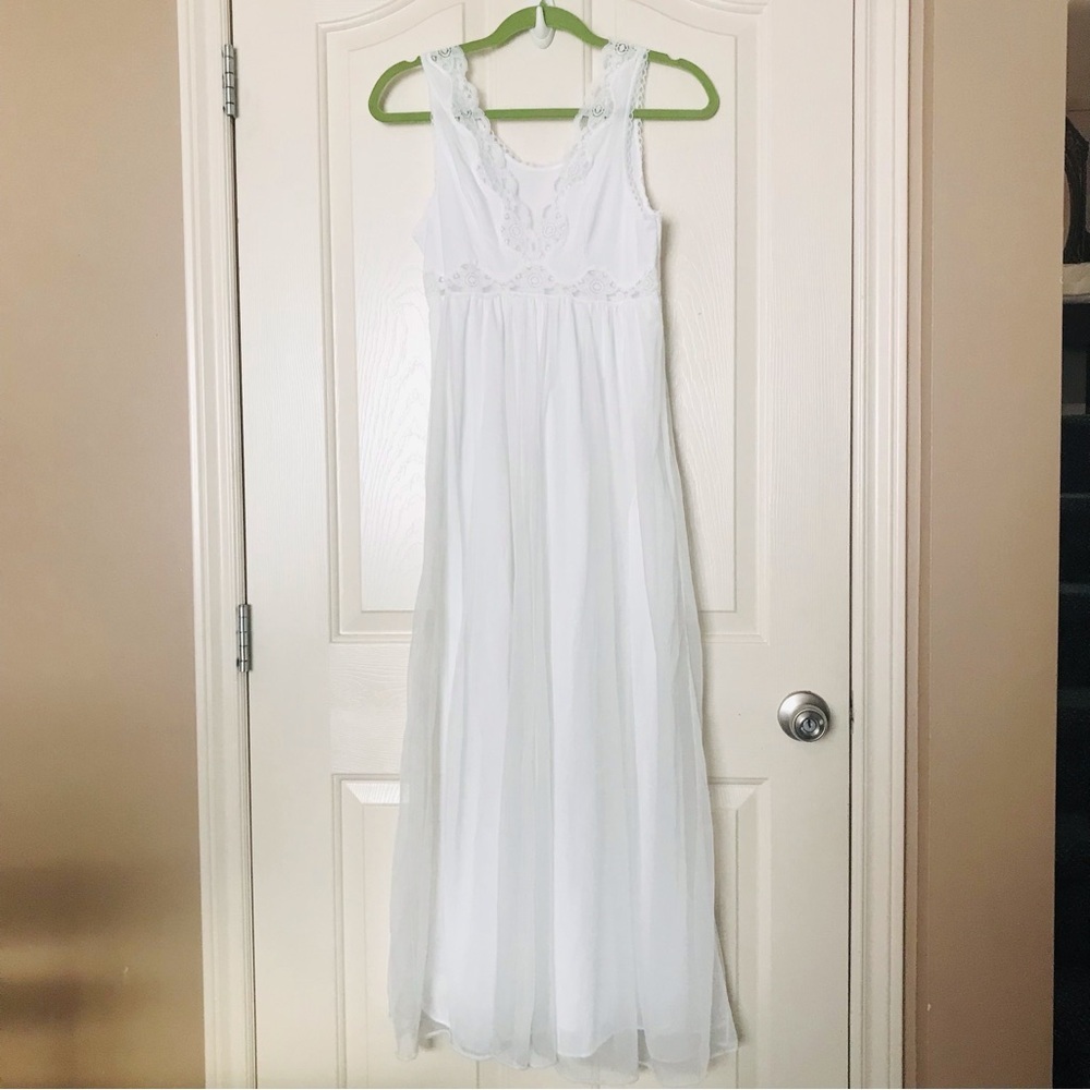 Vintage Elegant White Lace Dress/Night Gown Size Medium